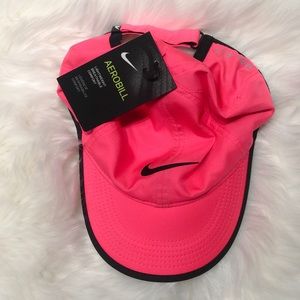 Nike Women's Aerobill Featherlight Hat